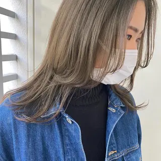 セミロング カラー ANNA /艶髪/ハイトーンのヘアスタイル