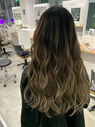 ロング ヨシミ カズヤのヘアスタイル