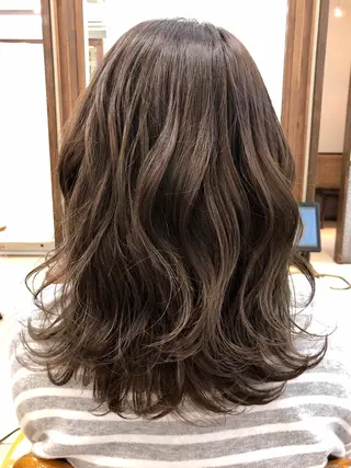 セミロング カラー 白髪ぼかし脱白髪染め 大塚綾のヘアスタイル