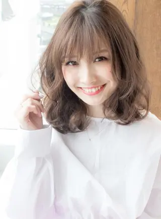 ミディアム カラー パーマ u hair所属・こばやし ももこのヘアスタイル