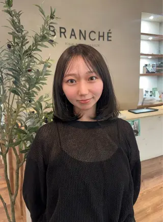 ミディアム カラー 髙木琉菜 レイヤー／艶カラーのヘアスタイル