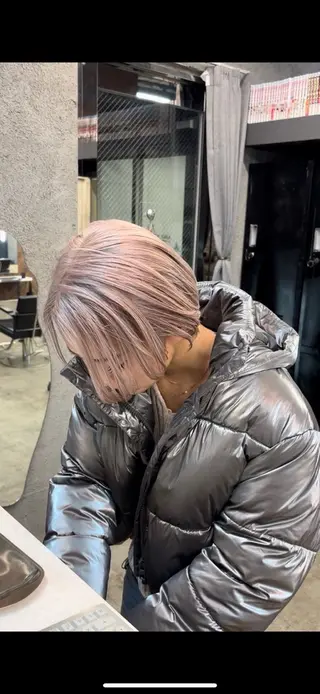 ショート カラー 渡 汐音のヘアスタイル