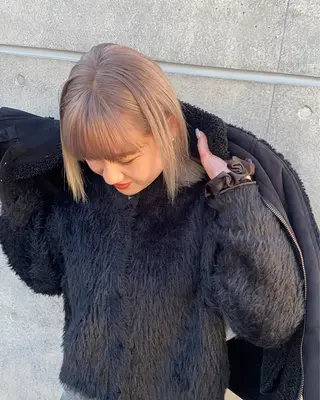ミディアム まお♡レイヤーカット 耳ツボジュエリーのヘアスタイル