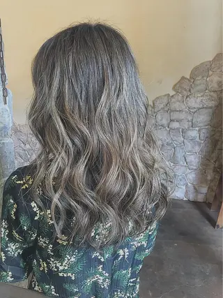 ロング カラー EMANON天神所属・Hitomi Ezakiのヘアスタイル