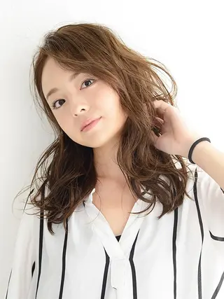 セミロング graxi'    グラシー所属・ブリーチ/ハイトーン SERINAのヘアスタイル