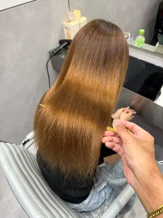 セミロング SALOWIN心斎橋Suite店所属・ブリーチ毛にもできる 縮毛矯正|鷹司郎のヘアスタイル