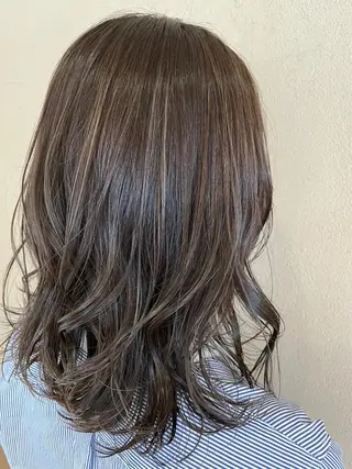 ミディアム カラー ヘアアレンジ 飯島 美海のヘアスタイル