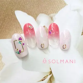 ネイル SOLMANI 予約担当のネイルデザイン