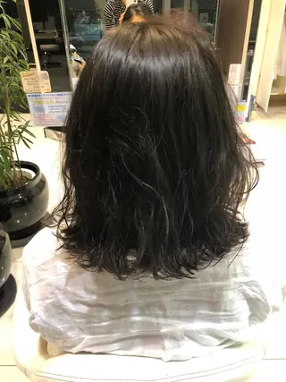ミディアム パーマ 辻本 夏子のヘアスタイル