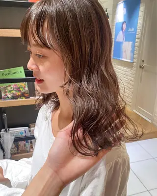 ミディアム カラー nana🦕 ハイライトベージュのヘアスタイル