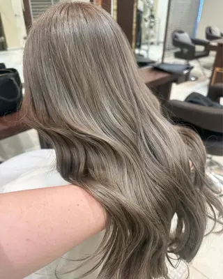 セミロング 千葉ハイトーンカラー KASUMIのヘアスタイル