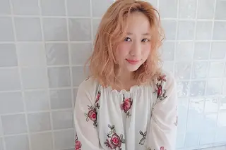 ミディアム レイヤー/ラベンダー オージュア/枝元唯のヘアスタイル