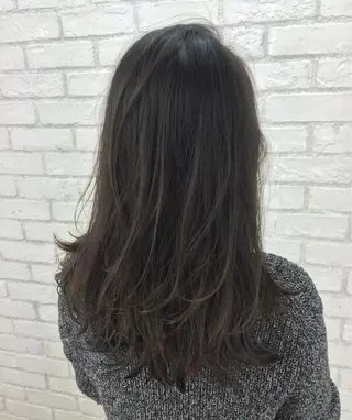 セミロング ロング TOMOYAレイヤー ブリーチ縮毛矯正のヘアスタイル