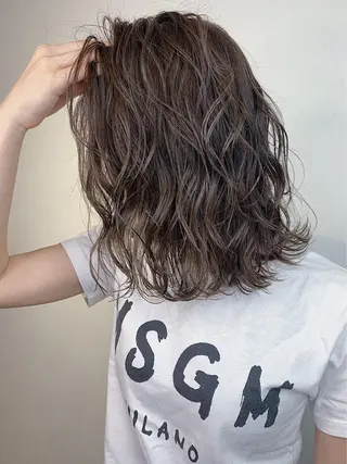 ミディアム カラー _WHITE 難波本店のヘアスタイル