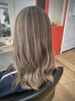 セミロング _White所属・ＳＨＩ ＺＵのヘアスタイル