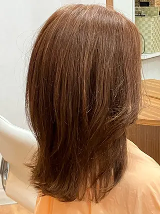ミディアム 湯浅 貴子のヘアスタイル
