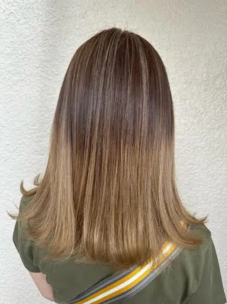 セミロング MAHO/透明感カラ ー/ツヤ髪のヘアスタイル