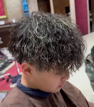 カラー パーマ メンズ メンズ特化　パーマ メッシュハイライトのヘアスタイル