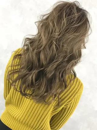 セミロング カラー TOMOYAレイヤー ブリーチ縮毛矯正のヘアスタイル