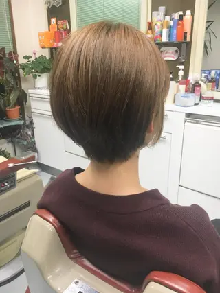 ショート カラー ストウ ナナエのヘアスタイル
