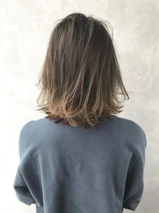 ミディアム カラー TOMOYAレイヤー ブリーチ縮毛矯正のヘアスタイル