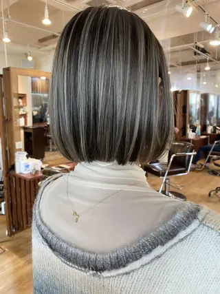 ショート カラー 白髪ぼかし バレイヤージュ志鎌のヘアスタイル