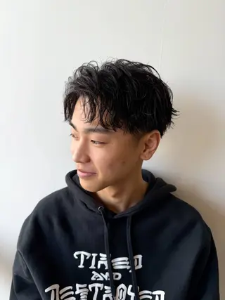 ショート パーマ メンズ 出島 凜平のヘアスタイル