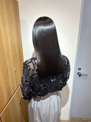 ロング シオン/艶髪/ グレージュカラーのヘアスタイル