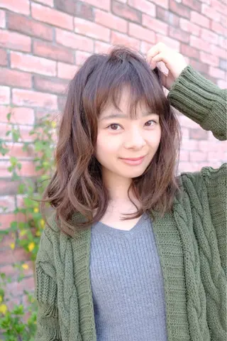 ミディアム REMILIO所属・den Reonaのヘアスタイル