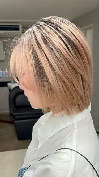 ミディアム 前髪カット🩶レイヤ ー🩶ハイトーン🩶のヘアスタイル