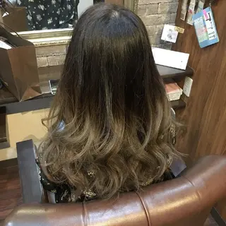 セミロング カラー 美髪 カラーリストのヘアスタイル