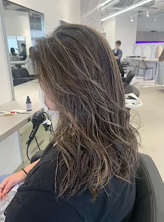 ロング カラー karin💋海外 レイヤーカットのヘアスタイル