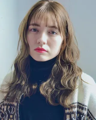 セミロング パーマ ヤマグチ リョウのヘアスタイル