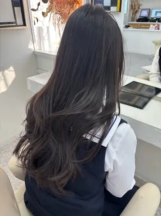 ロング カラー LOMARLIE JURIAのヘアスタイル