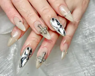 ネイル 🦋 Queenieのネイルデザイン