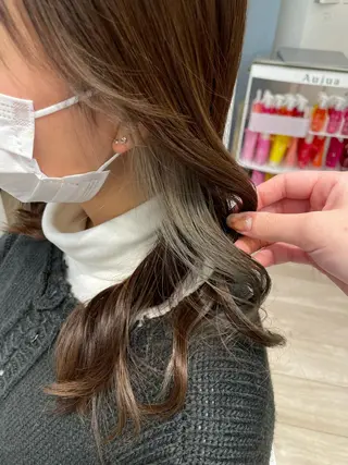 セミロング 亀山 由里菜のヘアスタイル