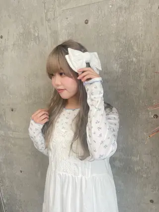 ロング 鈴木瑛里／ブロンド ベージュ／ピンクのヘアスタイル