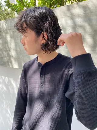 ミディアム パーマ メンズ パーマ、髪質改善 カズマのヘアスタイル