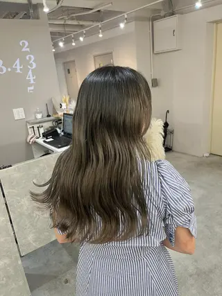 ロング カラー REAL【レアル】所属・グレージュ/透け感 カラー/透明感カラーのヘアスタイル