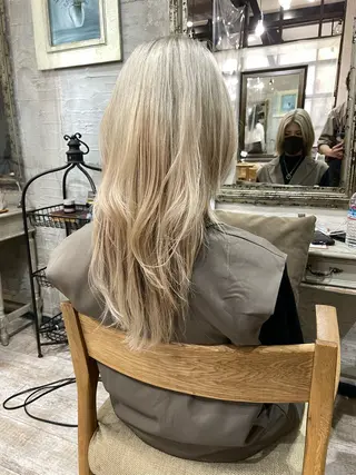 ロング カラー ⭐ハイトーンブリーチ ミルクティーピンクのヘアスタイル