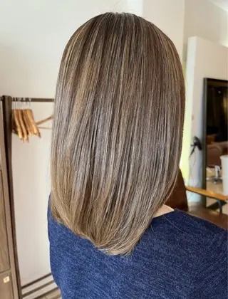 セミロング カラー 泉川 みかのヘアスタイル