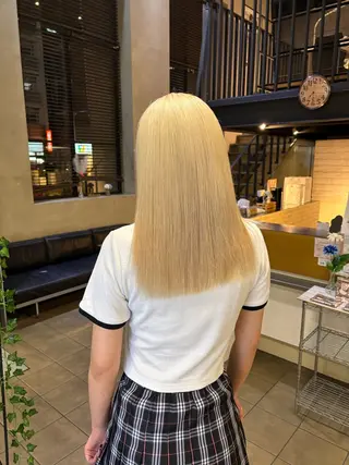 セミロング 耳つぼS認定講師 ×ハイトーンカラーのヘアスタイル