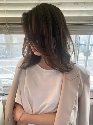 ミディアム Mika XELVEのヘアスタイル