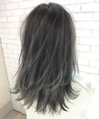 セミロング TOMOYAレイヤー ブリーチ縮毛矯正のヘアスタイル