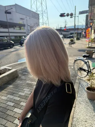 セミロング enn.bleach by t.a.g所属・碇山 楓己のヘアスタイル