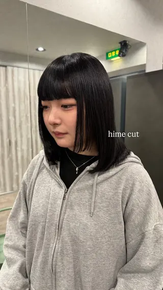 ミディアム カラー ミウラナツサ 🖤レイヤーカットのヘアスタイル