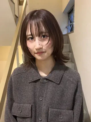 ミディアム カラー ｍｏｍｏ/ ハイトーン/ベージュのヘアスタイル