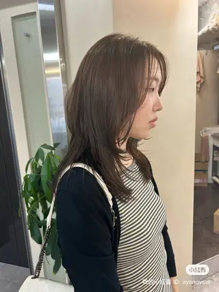 セミロング ヤスザトアヤノ ／レイヤー／オリーブのヘアスタイル