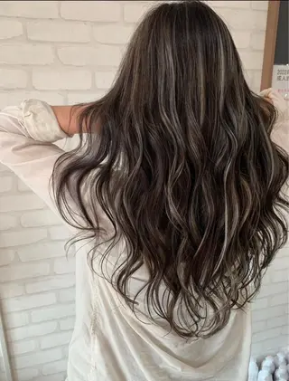 ロング coco terrace所属・海外風ハイライト CHIHIROのヘアスタイル