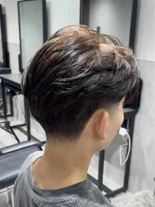 ショート カラー パーマ メンズ 【シャドウパーマ センターパート】義心のヘアスタイル